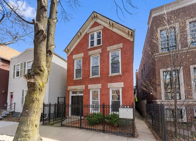 $2,250 | 2233 North Southport Avenue, Unit 1F, Chicago, IL 60614