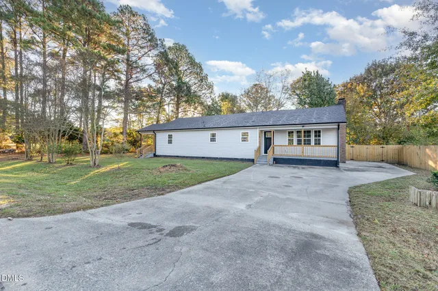 a view of a house with backyard