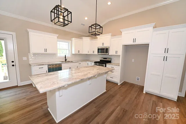 $415,000 | 4940 Southview Drive, Hickory, NC 28602