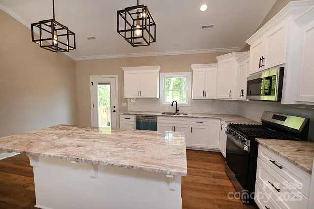 $415,000 | 4940 Southview Drive, Hickory, NC 28602