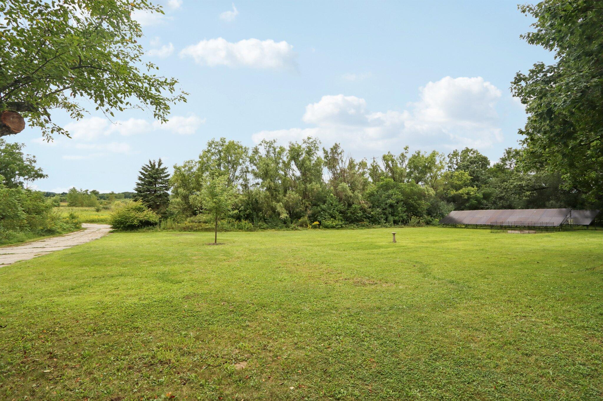 1009 Spring Valley Road Burlington, WI 53105 - Photo 35 of 49 Front Yard