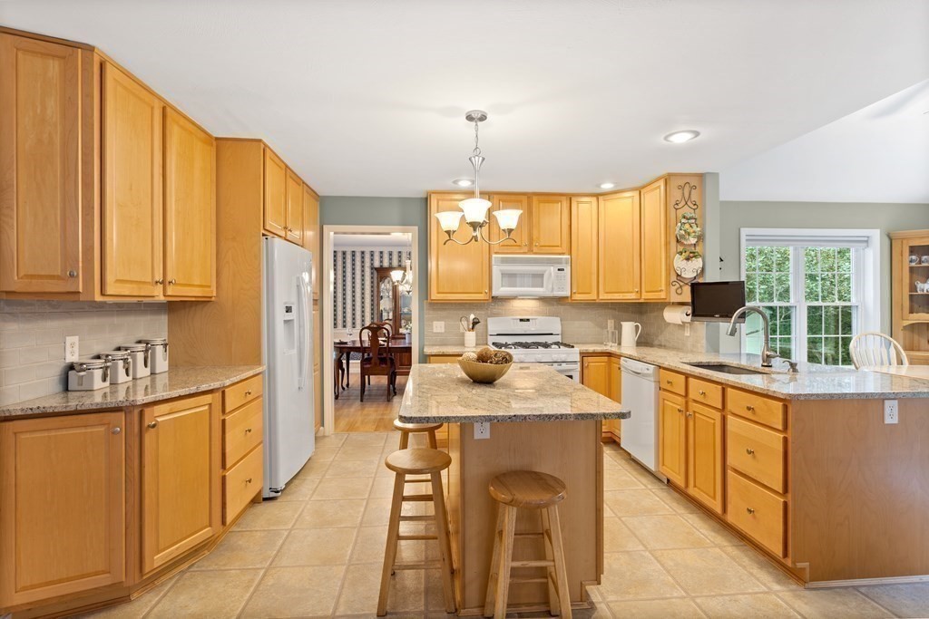 8 Rooks Way Westford, MA 01886 - Photo 9 of 42 Gallery Image 9