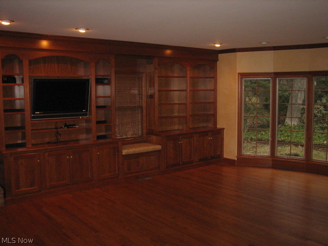2323 Lancaster Road Akron, OH 44313 - Photo 7 of 24 This is the other part of the familyrm. w/plenty of windows.