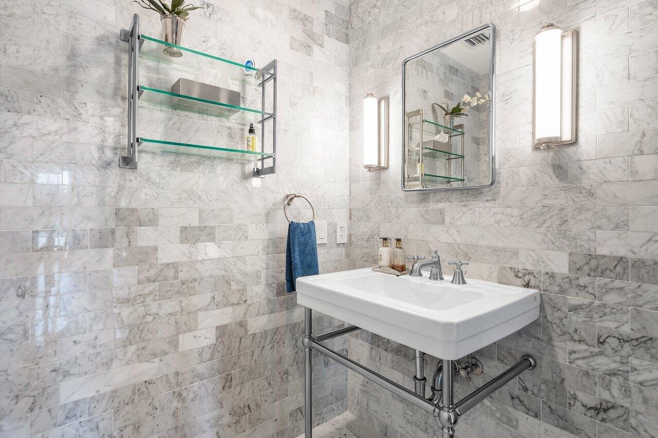 8203 Sawpine Road Delray Beach, FL 33446 - Photo 18 of 82 Vintage bath