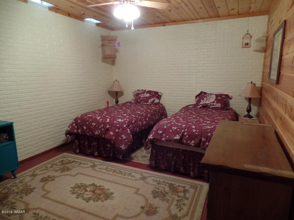 1124 North 650 Street Snowflake, AZ 85937 - Photo 21 of 35 a bedroom with two beds and a dresser