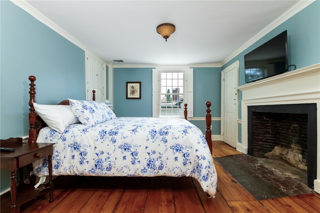 26 Thames Street Newport, RI 02840 - Photo 30 of 45 Primary bedroom with ensuite