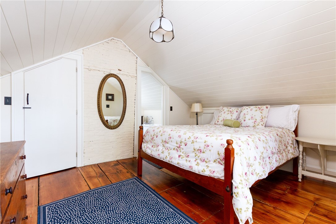 26 Thames Street Newport, RI 02840 - Photo 36 of 45 Third floor bedroom