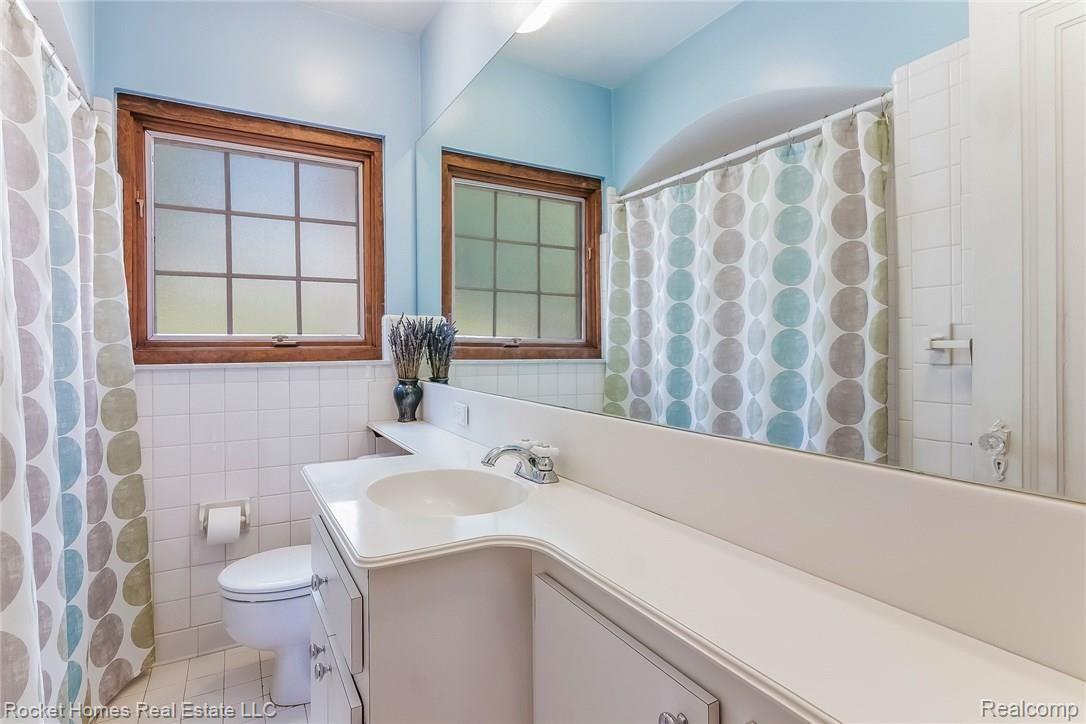 903 Fisher Road Grosse Pointe, MI 48230 - Photo 24 of 38 024-Bathroom-2942517-medium.jpg