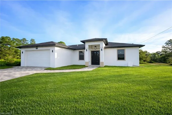 $305,900 | 4100 East 14th Street, Lehigh Acres, FL 33972