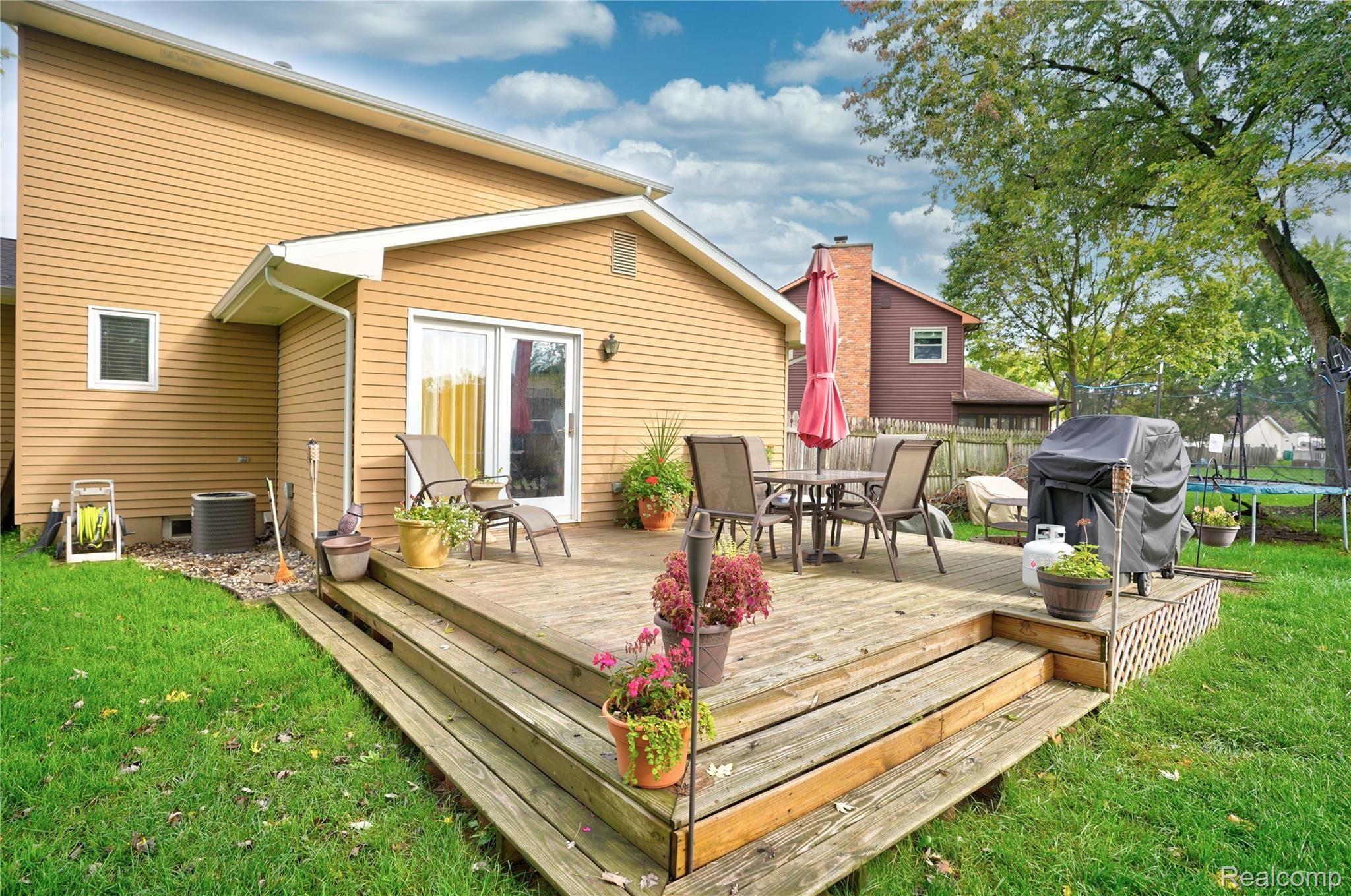 5231 Lethbridge Road Grand Blanc, MI 48439 - Photo 4 of 36 5253 Lethbridge Rd 10.jpg
