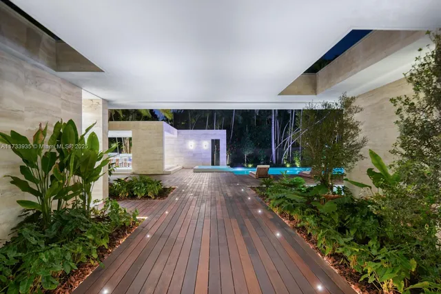 $24,900,000 | 4040 Kiaora Street, Miami, FL 33133