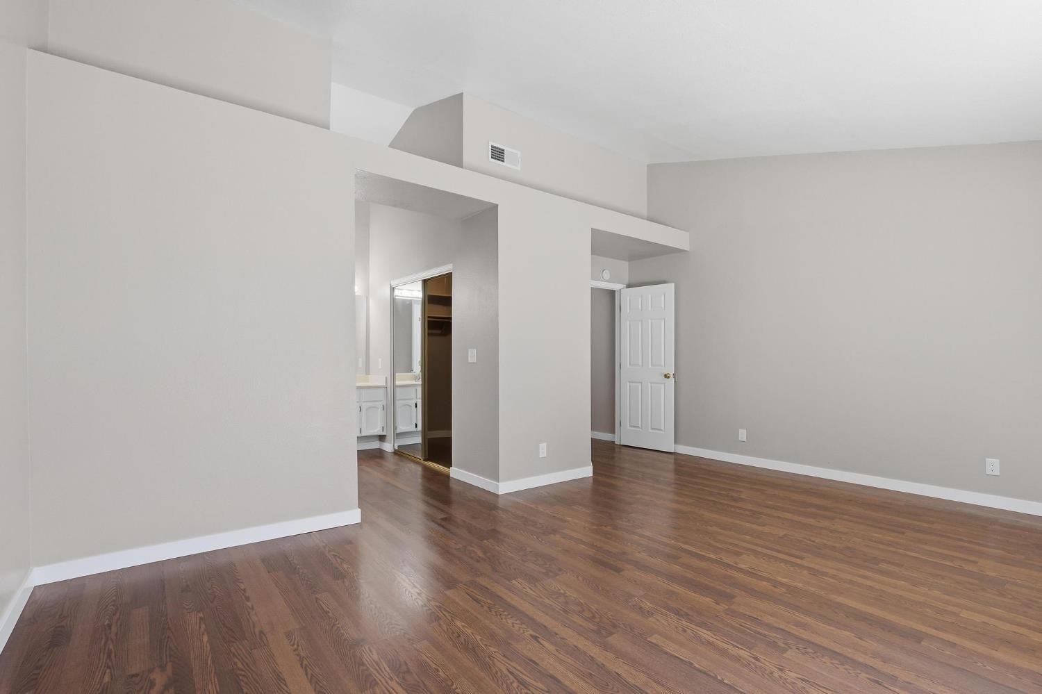 620 Teesdale Road Yuba City, CA 95991 - Photo 38 of 48 Large Primary Suite