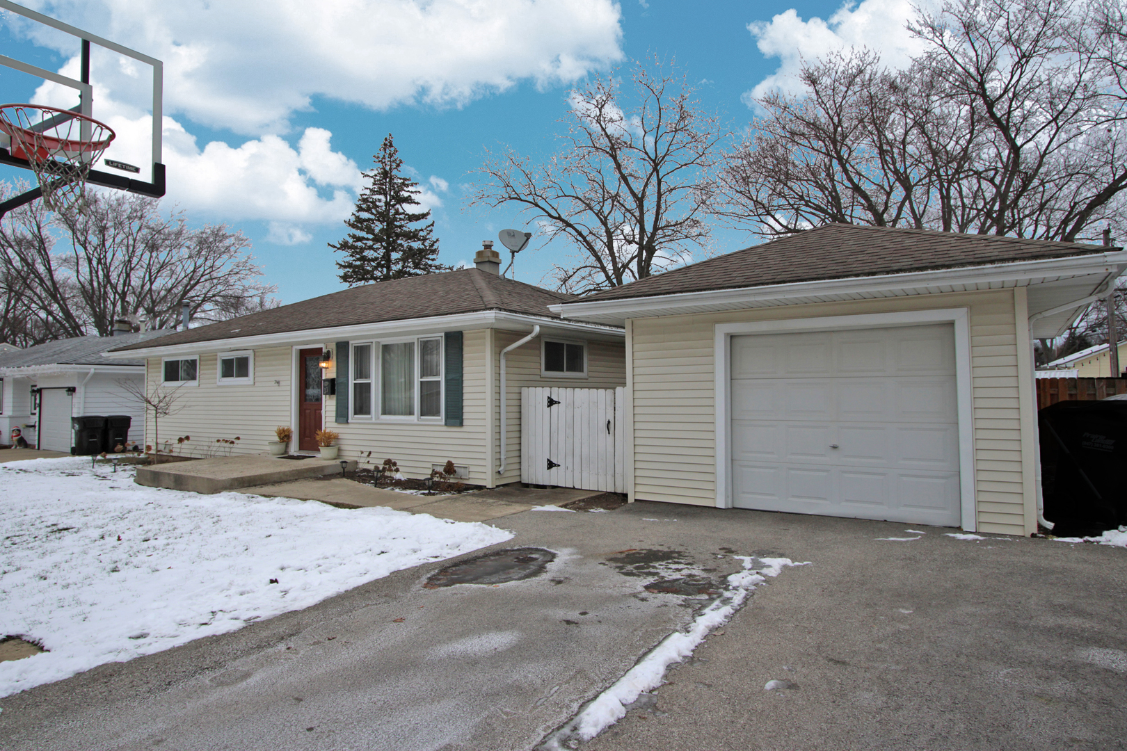 33 Johnathan Road Lake Zurich, IL 60047 - Photo 2 of 22 Gallery Image 2
