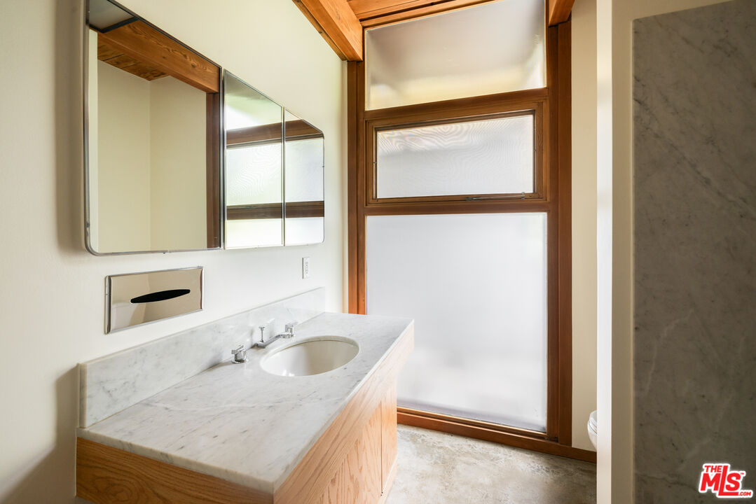 2020 Mayview Drive Los Angeles, CA 90027 - Photo 14 of 38