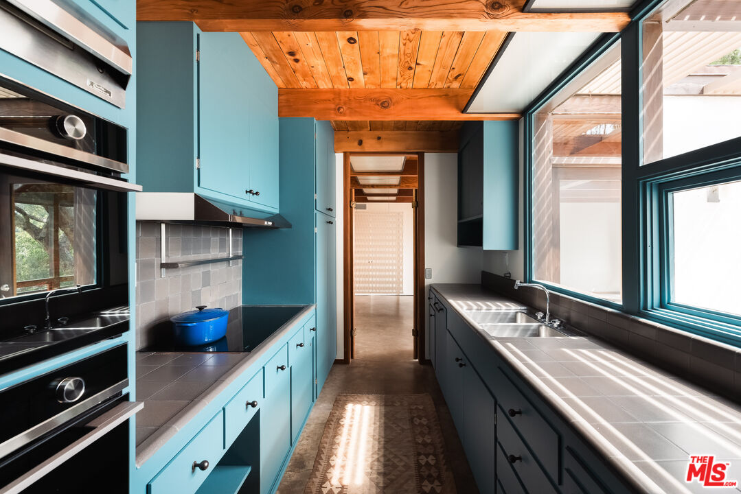 2020 Mayview Drive Los Angeles, CA 90027 - Photo 9 of 38