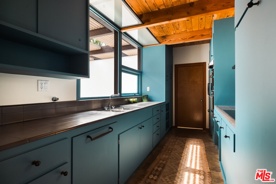 2020 Mayview Drive Los Angeles, CA 90027 - Photo 10 of 38