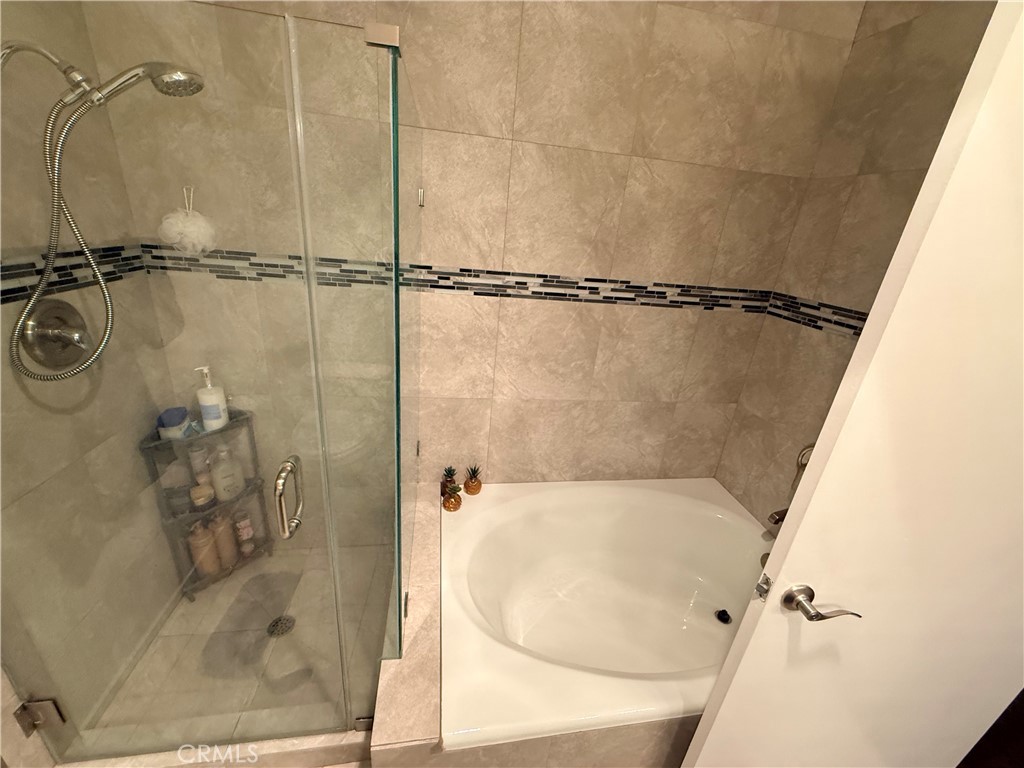 14630 Dickens Street, Unit 307 Sherman Oaks, CA 91403 - Photo 34 of 41 a bathroom with a bathtub