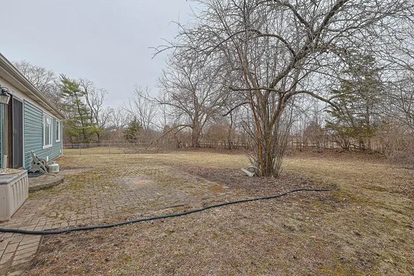 a view of backyard of the house