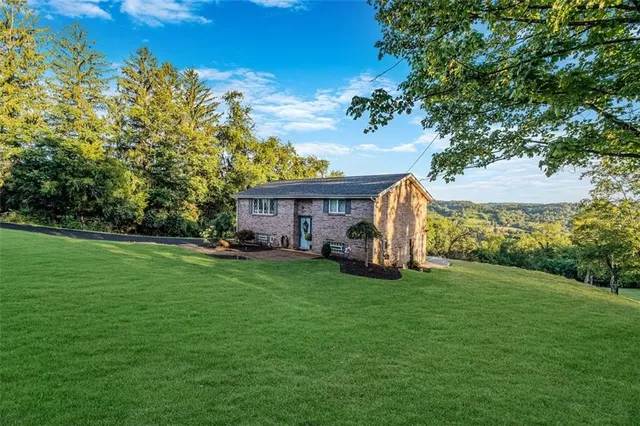 a view of a house with backyard