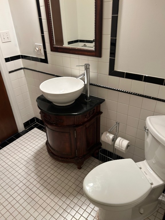 1922 Vassar Street Houston, TX 77098 - Photo 18 of 27 Bath with tiled wainscoting.