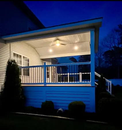 a view of entryway with a room