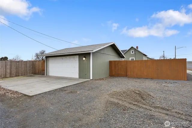 $325,000 | 1003 West Rose Avenue, Moses Lake, WA 98837