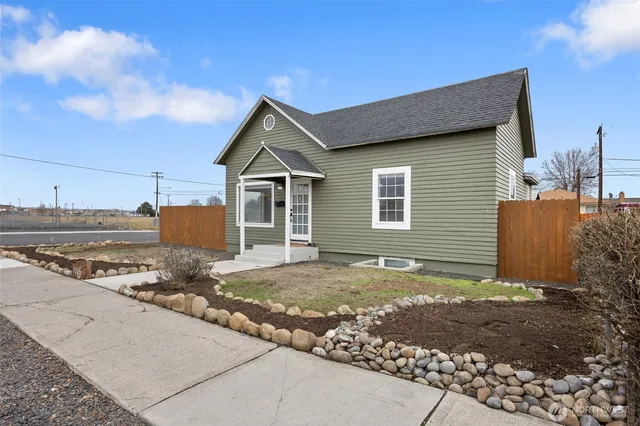 $325,000 | 1003 West Rose Avenue, Moses Lake, WA 98837