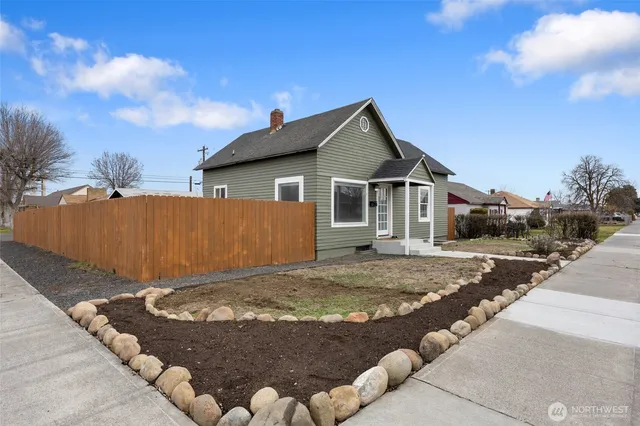 $325,000 | 1003 West Rose Avenue, Moses Lake, WA 98837