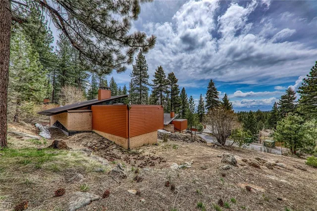 $1,500,000 | 725 Fairview Boulevard, Unit 11, Incline Village, NV 89451