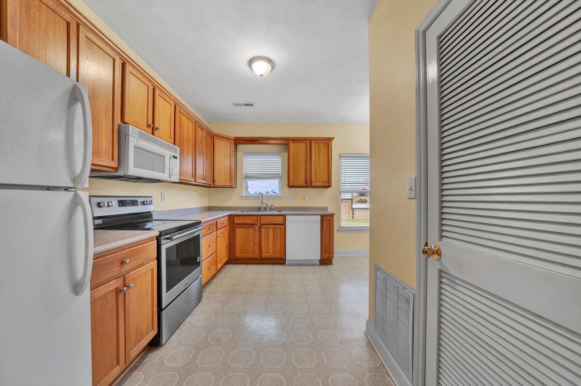 1915 South Clearing Road Salem, VA 24153 - Photo 8 of 27 08-DSC00160