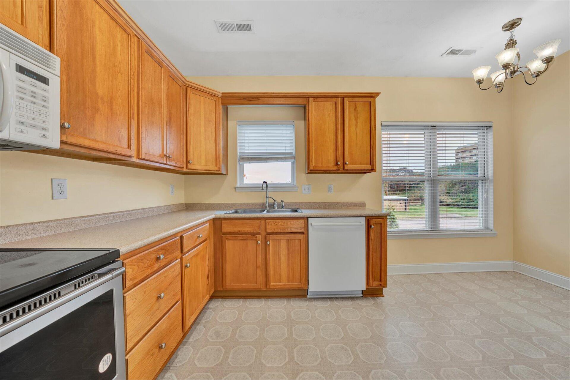 1915 South Clearing Road Salem, VA 24153 - Photo 9 of 27 09-DSC00163