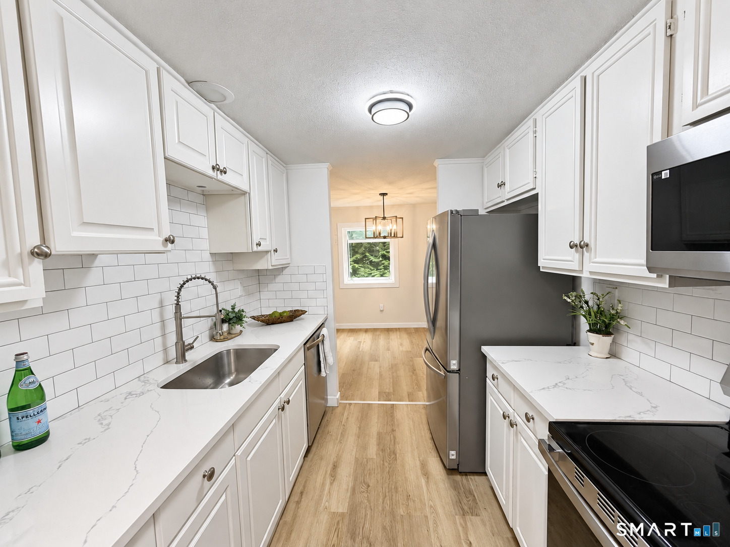 6 East Hayes Road East Hampton, CT 06424 - Photo 3 of 26 Quartz countertops and new flooring!