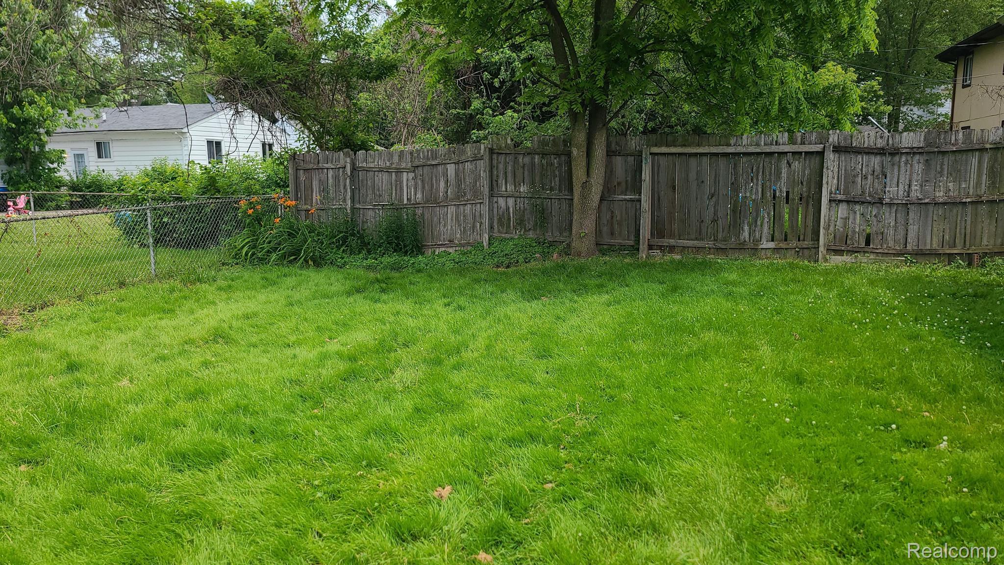 8261 Toepfer Road Warren, MI 48089 - Photo 17 of 17 nice back yard