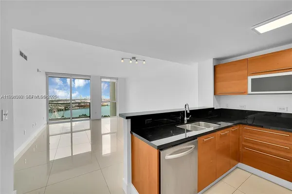 $2,900 | 253 Northeast 2nd Street, Unit 2307, Miami, FL 33132