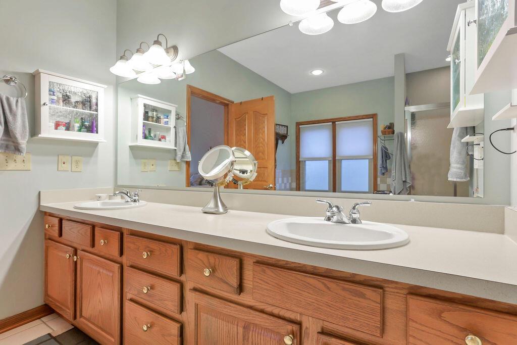 2913 Blacklick Road Northwest Baltimore, OH 43105 - Photo 38 of 75 Owner's Bathroom