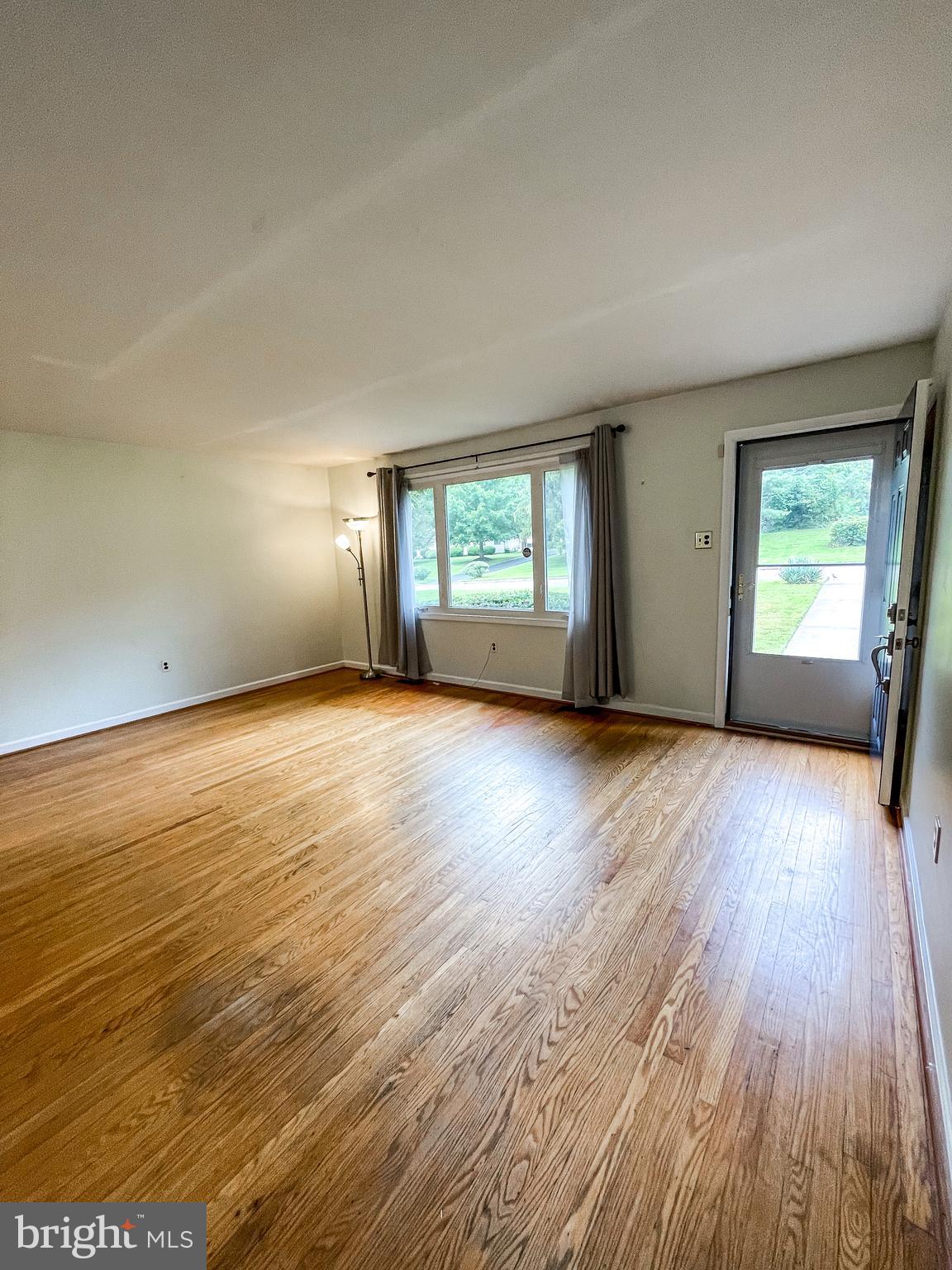 8300 MacArthur Road Wyndmoor, PA 19038 - Photo 4 of 20 Living Room/Dining Room