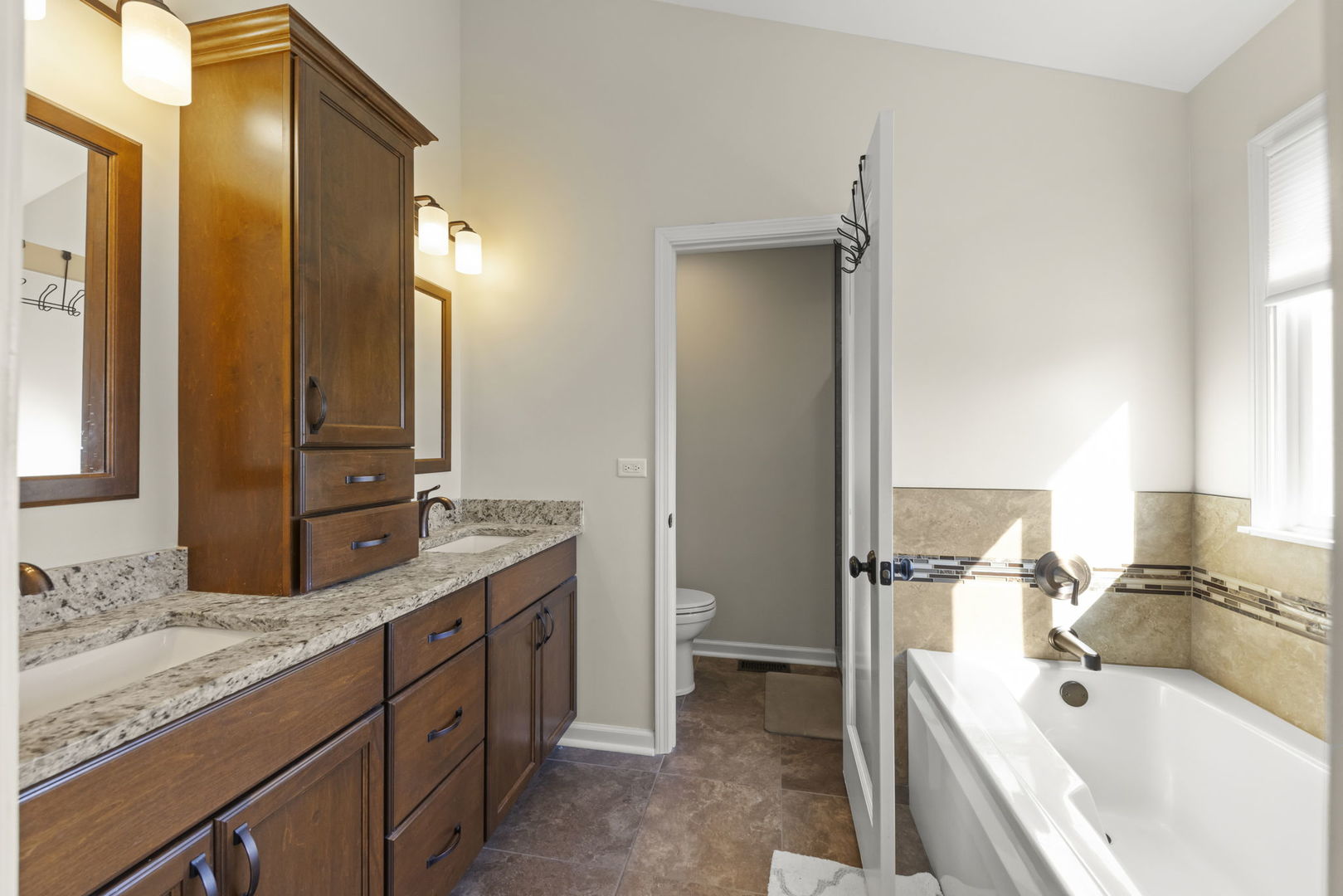 2723 Rosehall Lane Aurora, IL 60503 - Photo 15 of 23 a bathroom with a tub sink and mirror