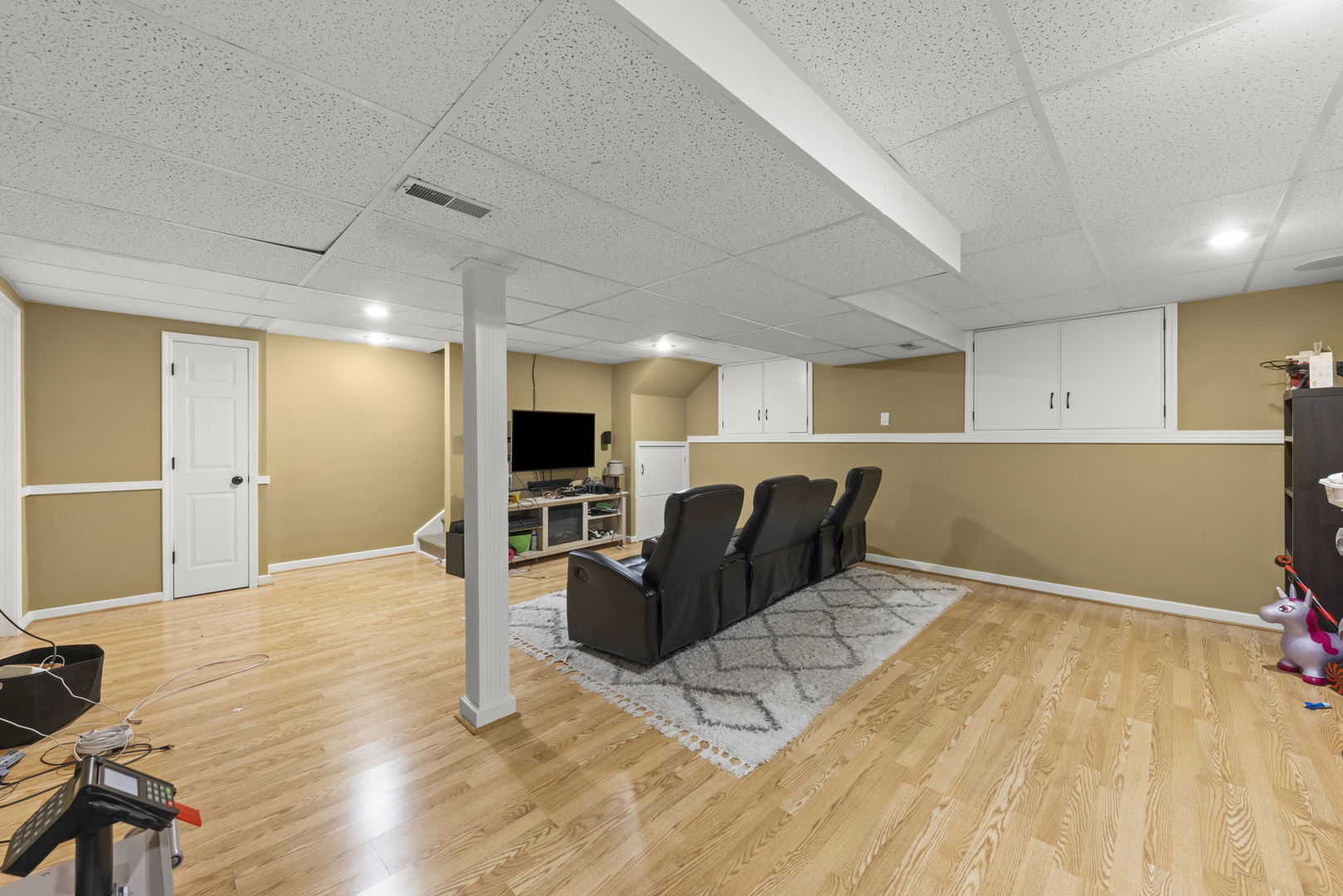 2723 Rosehall Lane Aurora, IL 60503 - Photo 20 of 23 a living room with furniture and a wooden floor