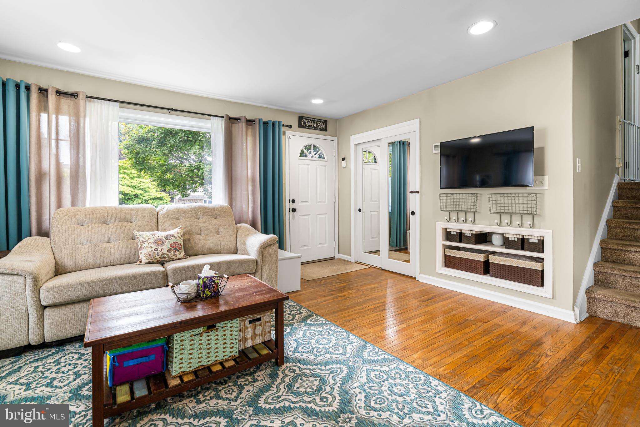 407 Goodwin Road Hatboro, PA 19040 - Photo 13 of 31 living room