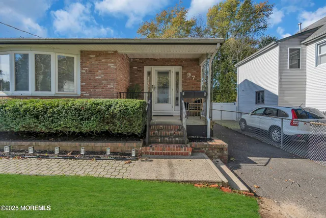 a view of a house with backyard and porch