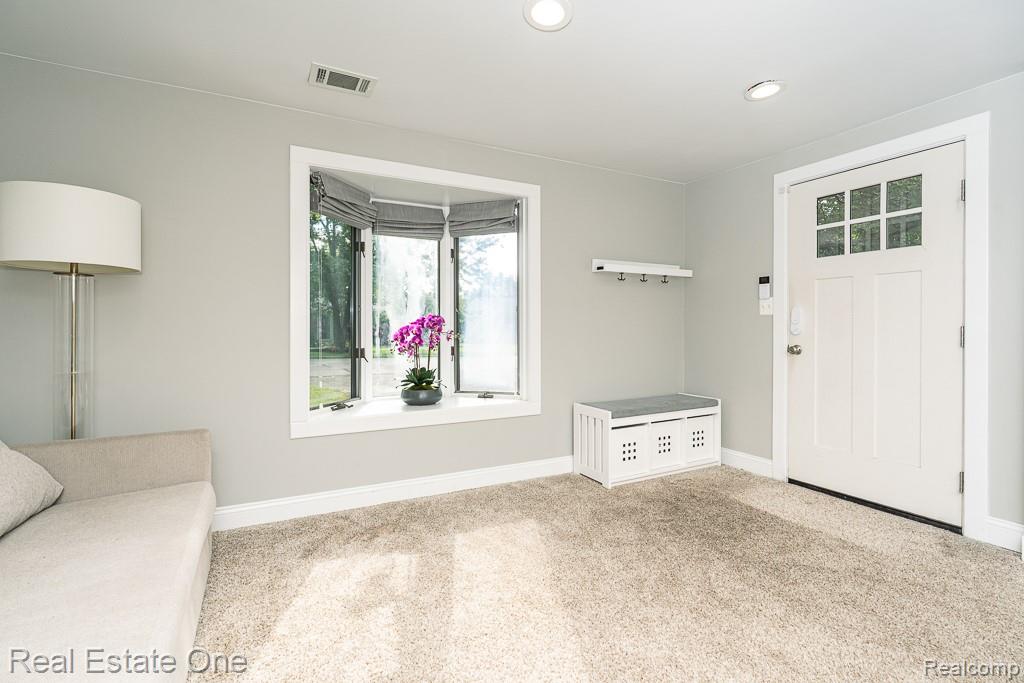 2460 Emmons Avenue Rochester Hills, MI 48307 - Photo 3 of 45