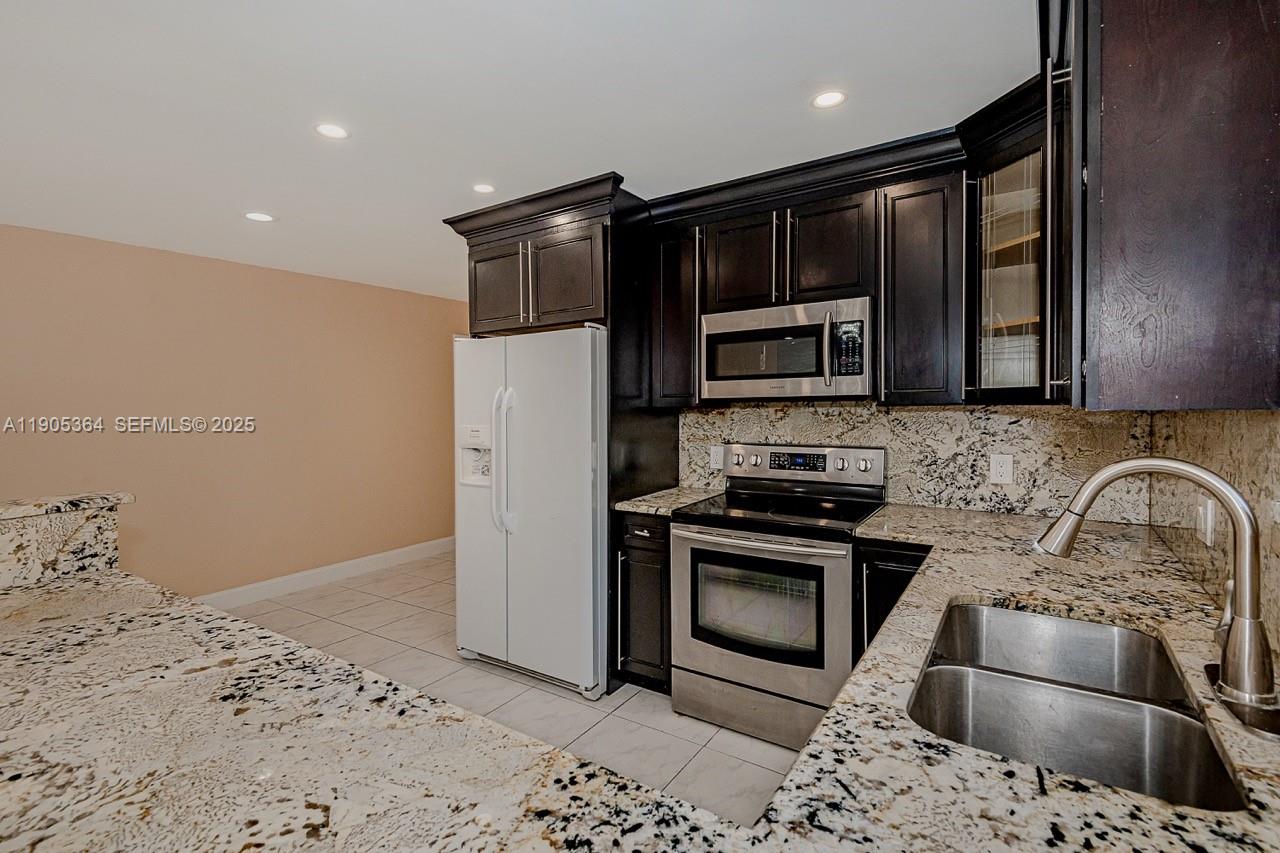 401 Southwest 76th Terrace Pompano Beach, FL 33068 - Photo 12 of 31 Photo 12