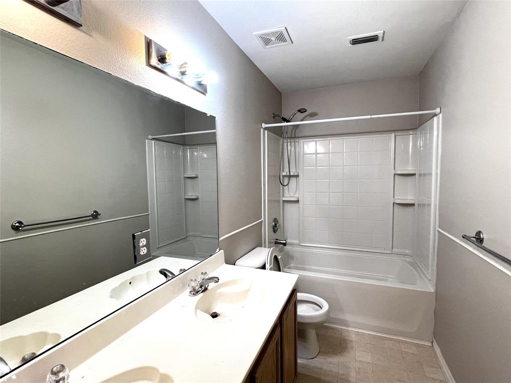 12864 Cowper Drive Frisco, TX 75035 - Photo 22 of 28 a bathroom with a bathtub and a sink