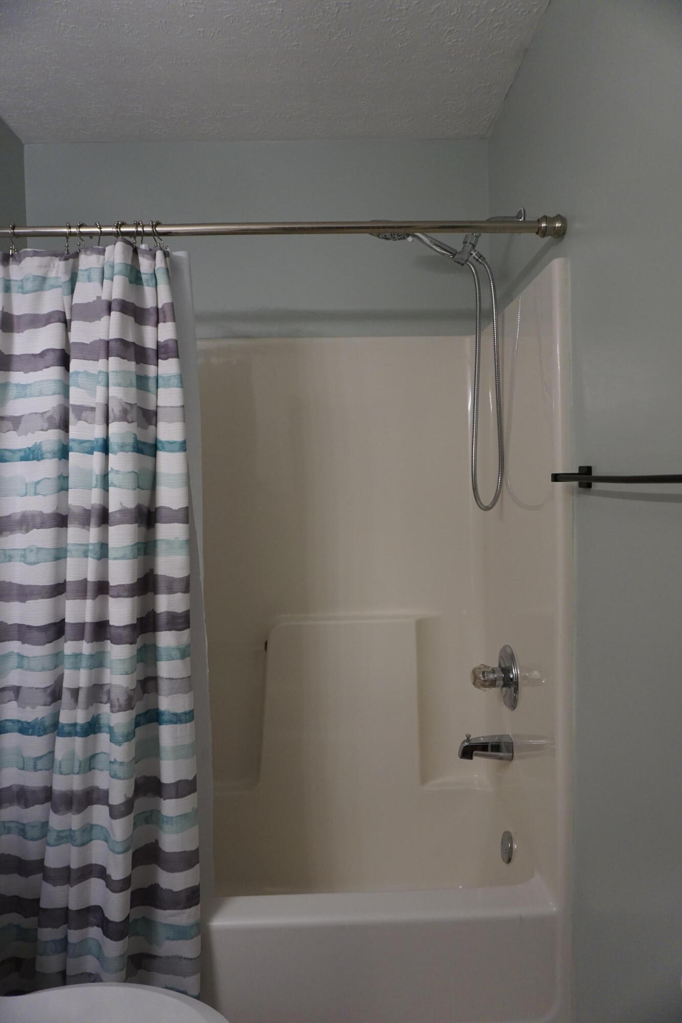 107 Coach Station Road Midway, KY 40347 - Photo 15 of 30 Hall bath tub