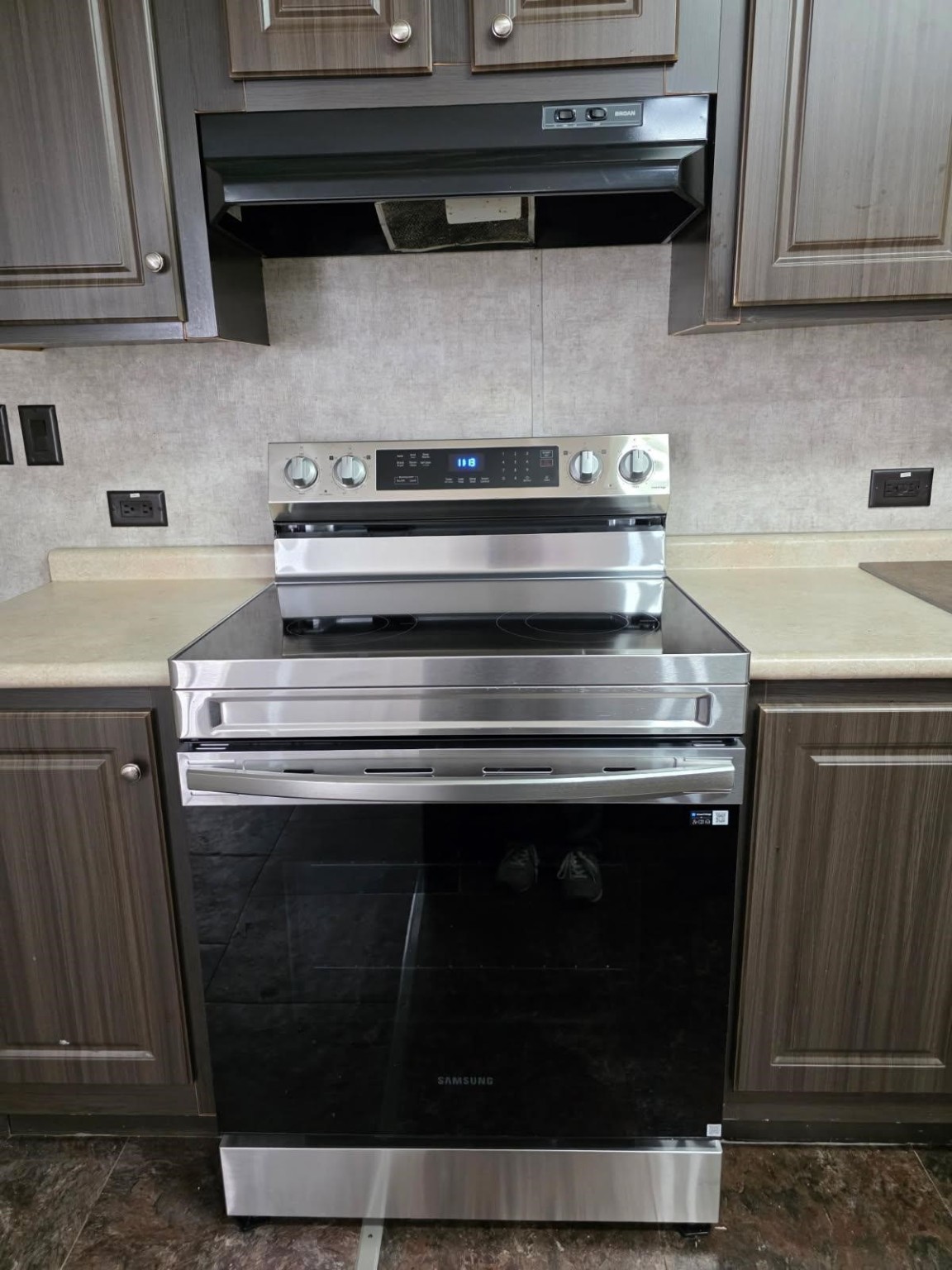 675 5604th Corner Cleveland, TX 77327 - Photo 3 of 13 a stove top oven sitting inside of a kitchen