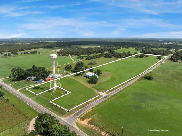 a view of a house with backyard and garden