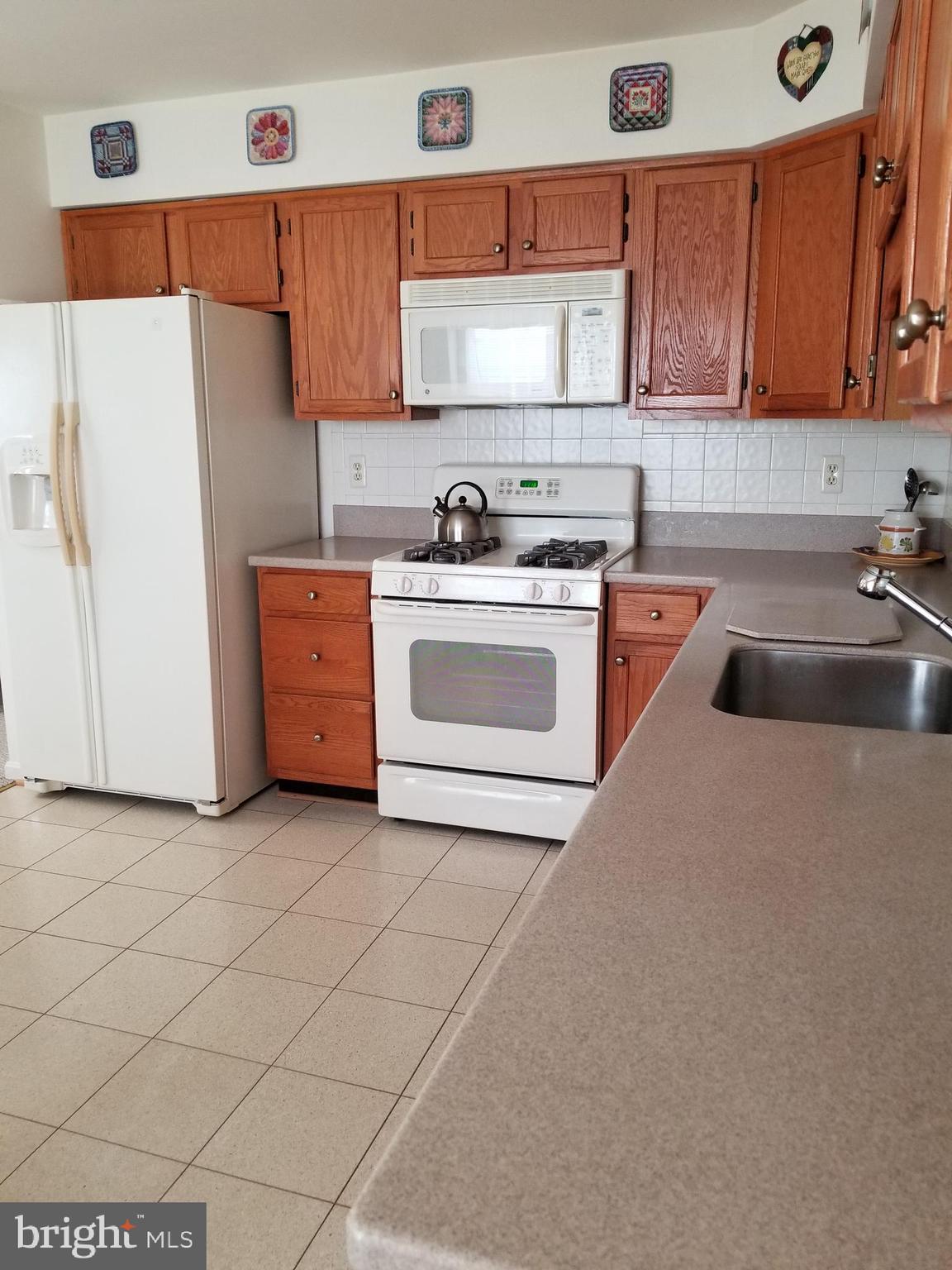 2510 Bollard Road Annapolis, MD 21401 - Photo 8 of 20 Large eat in kitchen with Gas stove