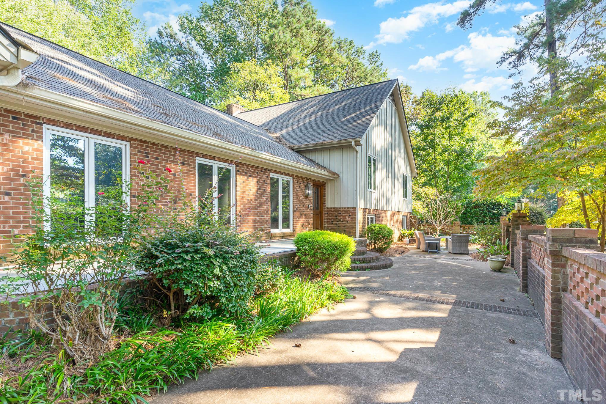 a view of a house with backyard and garden