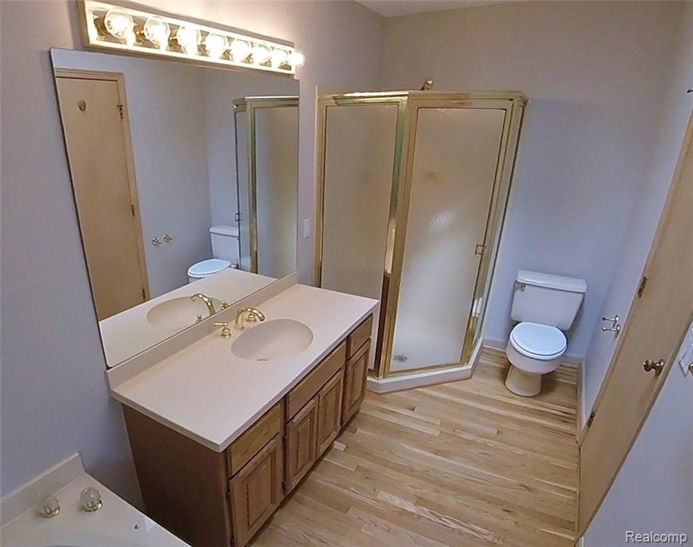 6693 Ridgeview Drive Clarkston, MI 48346 - Photo 16 of 37 Master Bath
