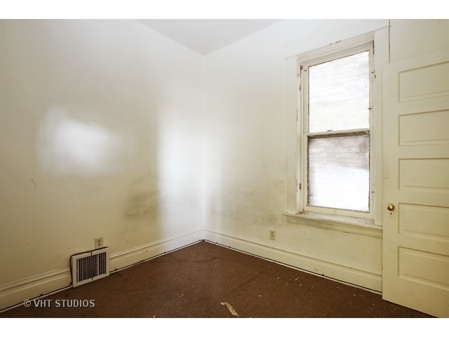 6045 South Peoria Street Chicago, IL 60621 - Photo 7 of 10 a view of an empty room and a window